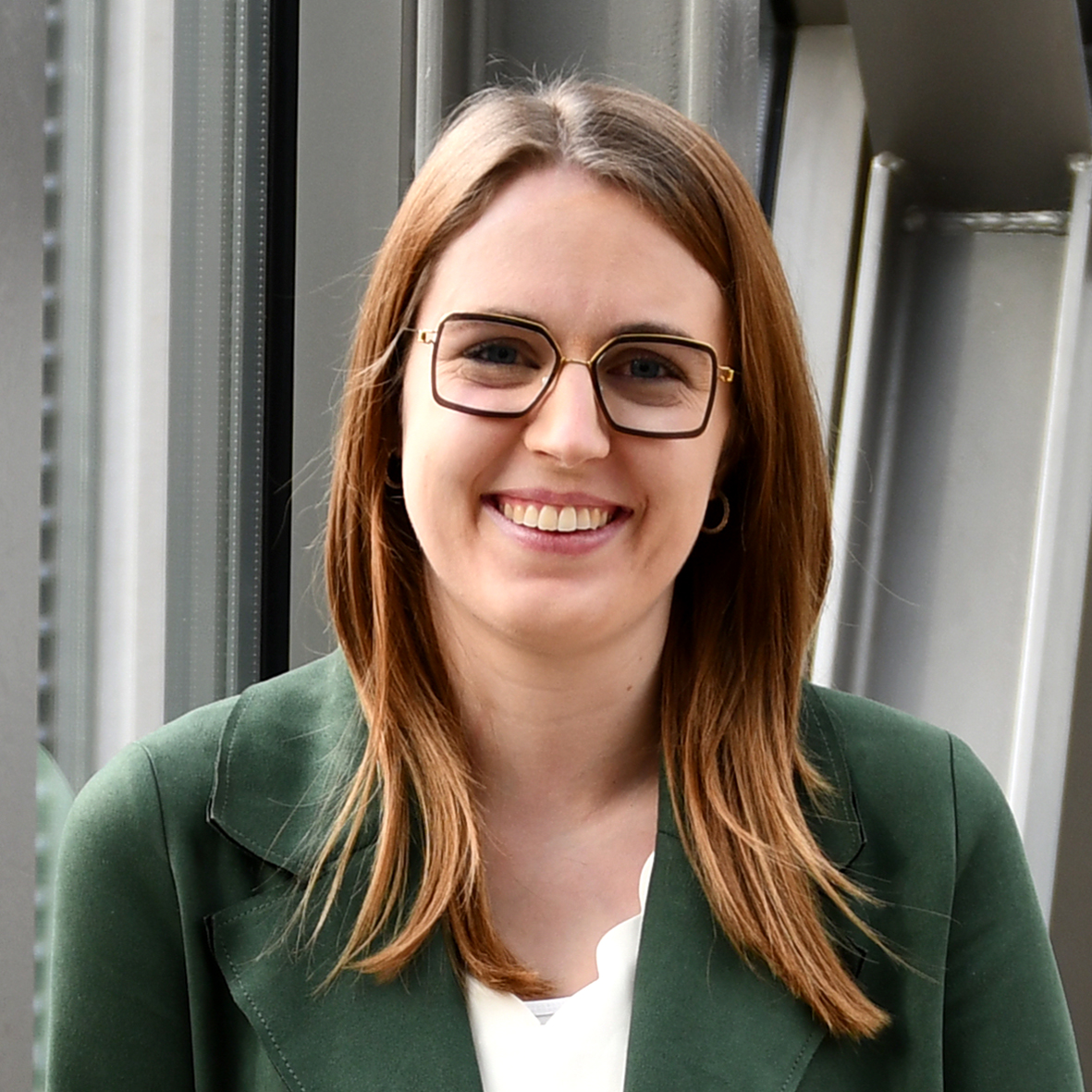 Frau Alina Bundschu
