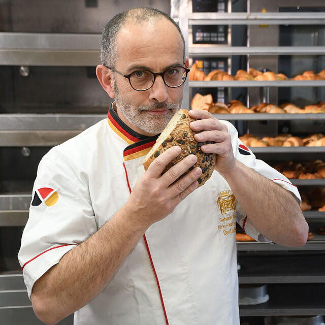 Gerhard Gröber erhält die Urkunde Brotsommelier aus der Hand von Johann Lafer und Akademieleiter Bernd Kütscher