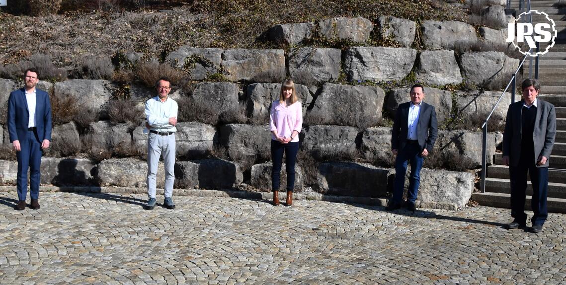 Kathrin Vogel (Mitte) im Kreise der Gratulanten